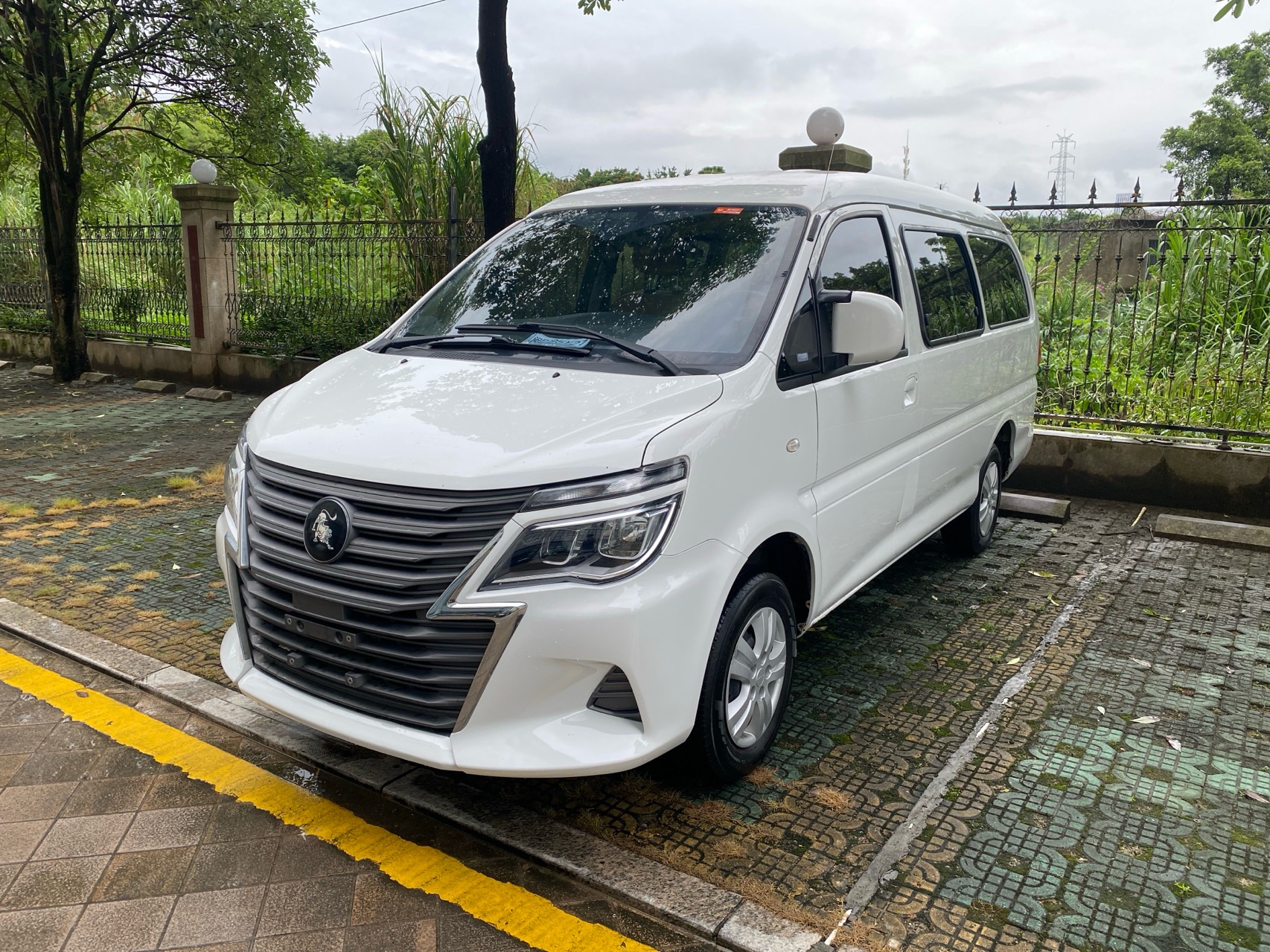 Fengxing Lingzhi M5L 2023 1.6 MT Base 7-Seater