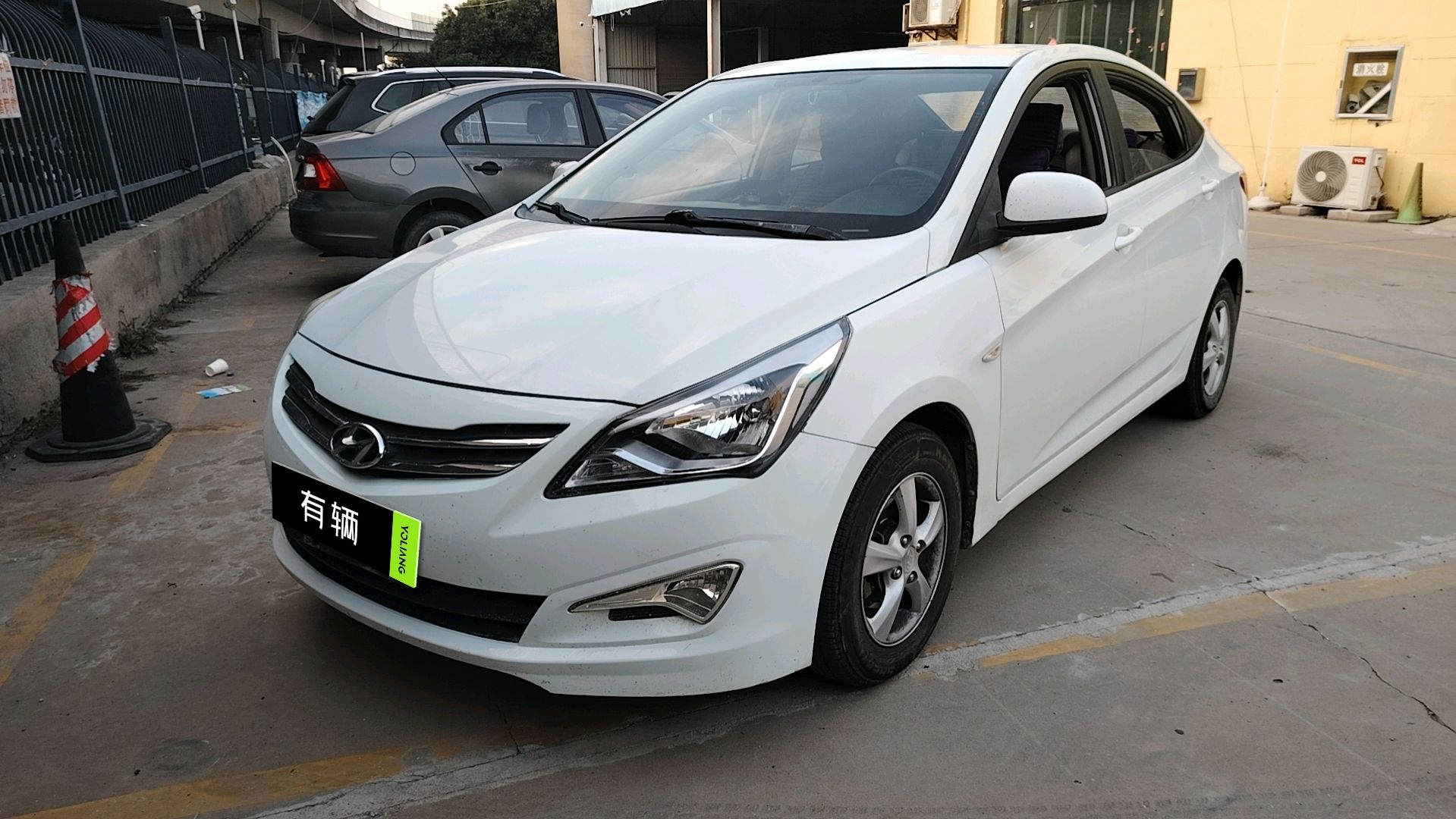 Hyundai Reina 2014 1.4 Manual GLS Smart